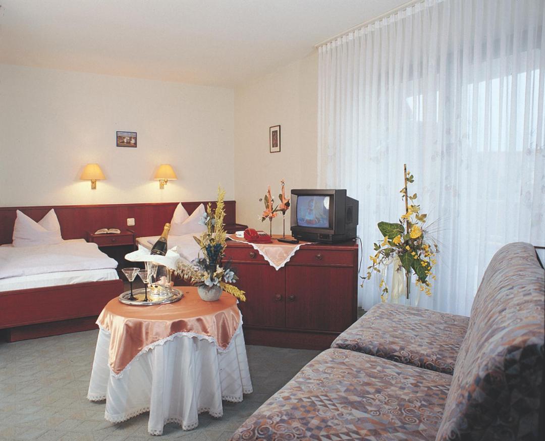 Hotel Zur Schmiede Alsfeld Exterior photo